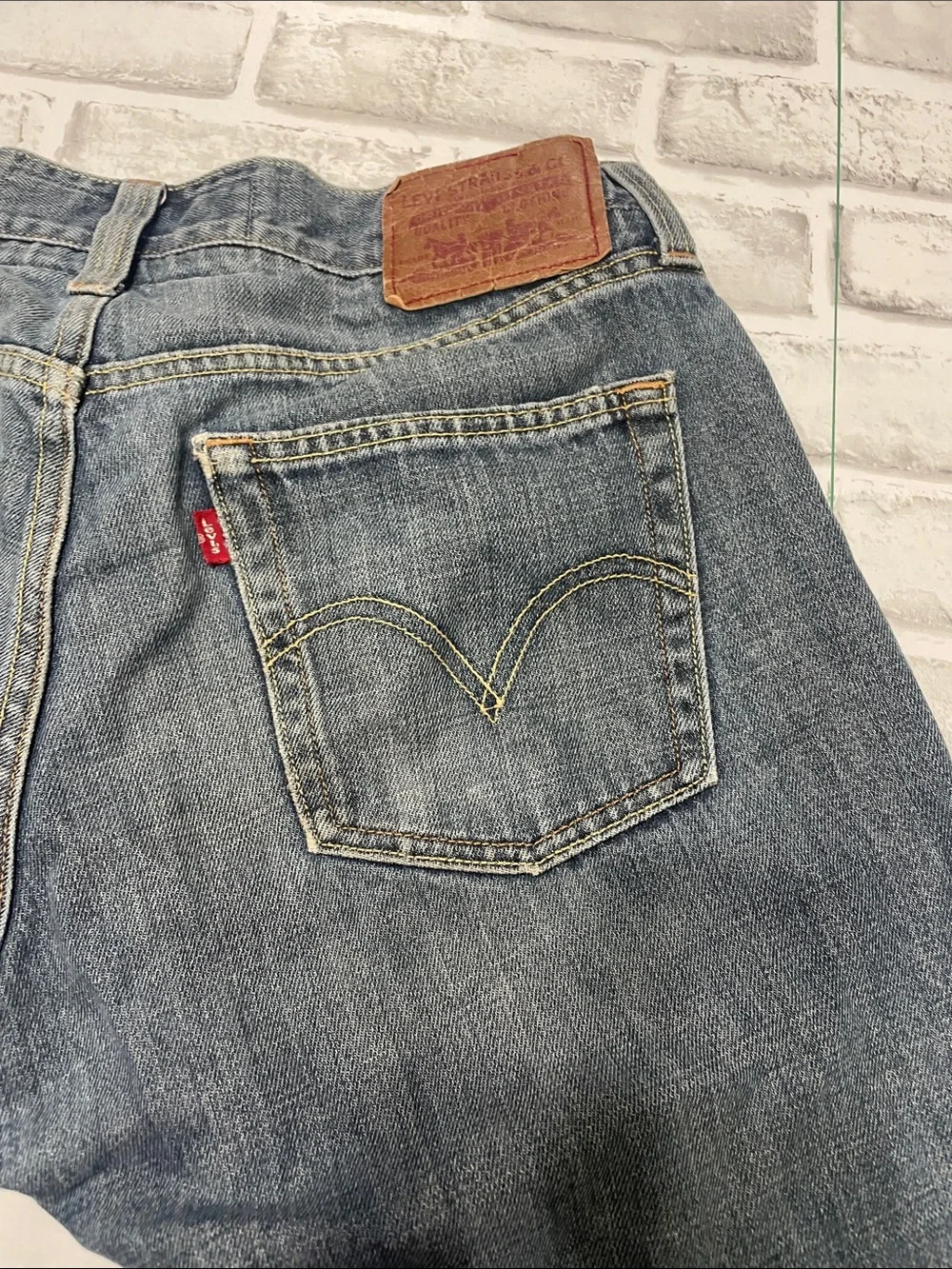 Levi's Men's Faded 514 Blue Slim Straight Jeans. W32 L32. Preowned spots.